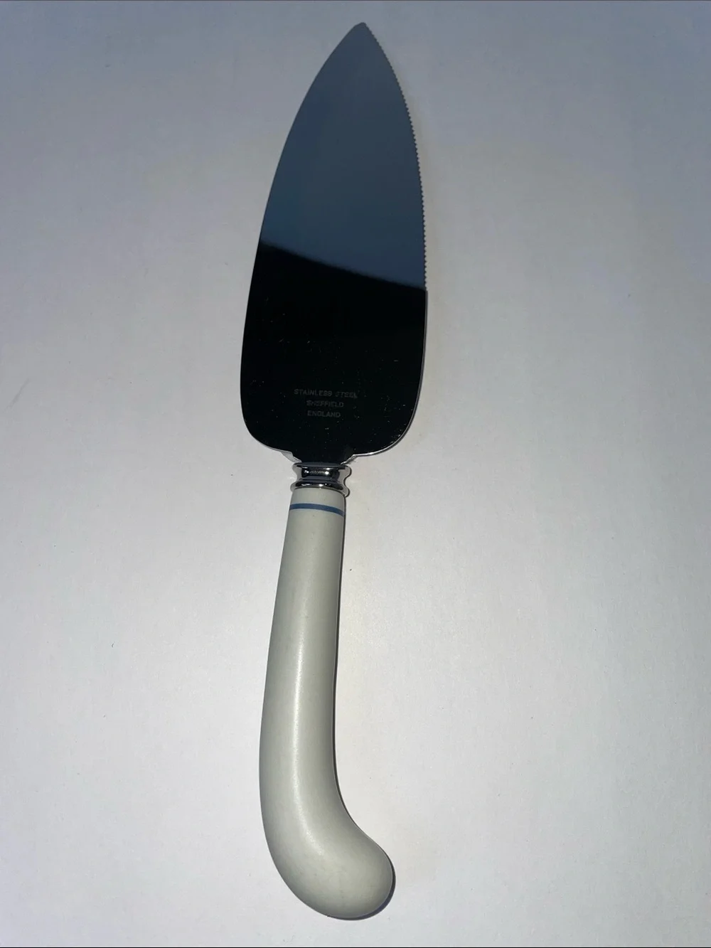 NIB Pfaltzgraff White Ceramic Handle Cake Server with Blue Floral Accent